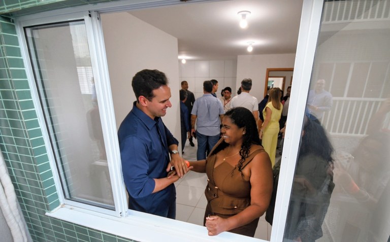 Lucas Ribeiro entrega apartamentos e assegura moradia digna a famílias de Patos
