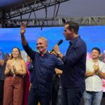 Ao lado de Lucas e Jacob, Nabor participa da entrega de 96 moradias em Patos