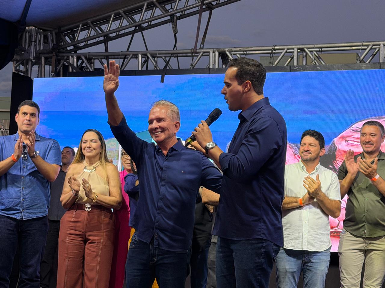 Ao lado de Lucas e Jacob, Nabor participa da entrega de 96 moradias em Patos
