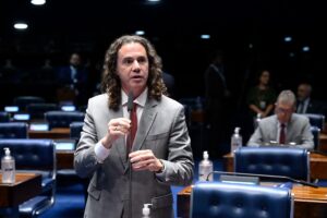 No Senado, Veneziano enaltece atuação dos servidores públicos nas esferas municipal, estadual e federal